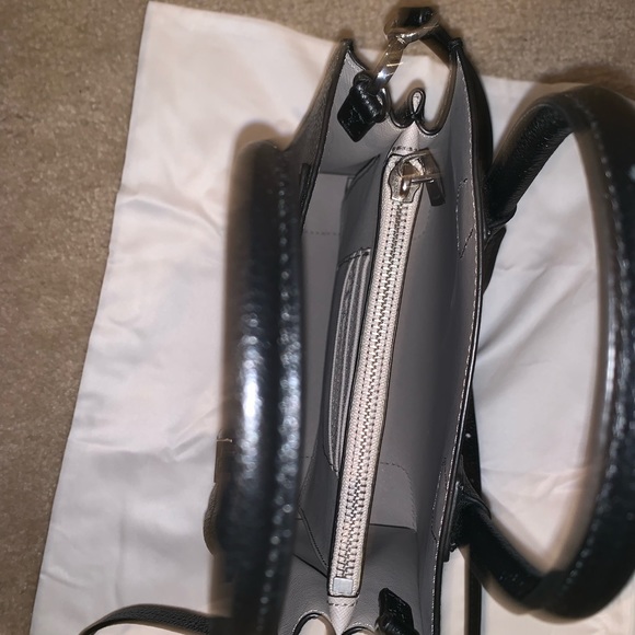 Micheal Kors Purse *make an offer* - Picture 8 of 8